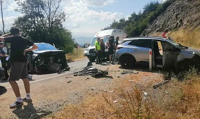 Tokat'ta otomobiller kafa kafaya çarpıştı: 10 yaralı
