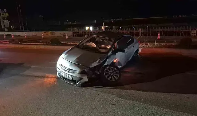 Eskişehir'de alkollü sürücünün kullandığı otomobil orta refüjdeki tabelayı devirdi