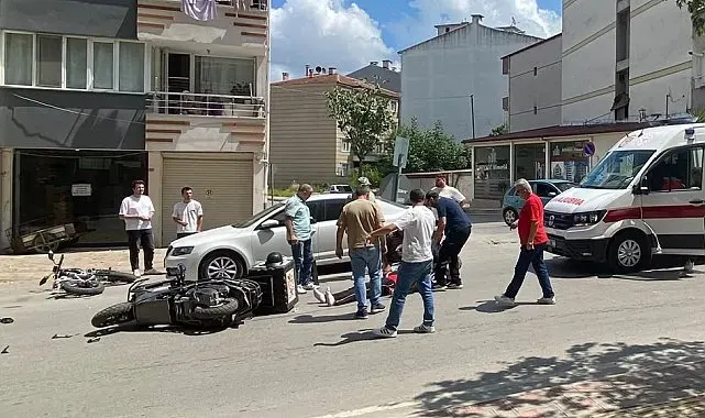 Kavşakta motosiklet ile elektrikli bisiklet çarpıştı: 2 yaralı