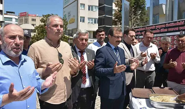 Salihli'de şehit aileleri aşure geleneğini sürdürdü