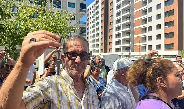 İzmir'de kentsel dönüşüm mağdurlarından 'anahtarlı' eylem