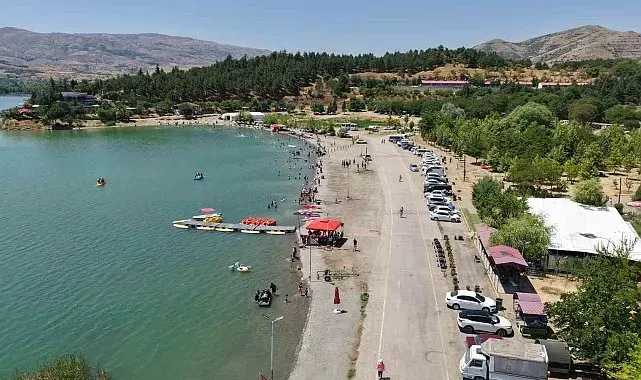Ege ve Akdeniz sahillerini aratmayan görüntüler: Doğu'nun saklı denizi tatilcilerin akınına uğradı