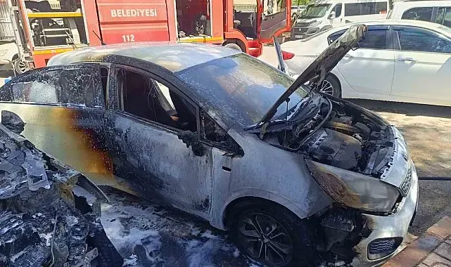 Park halindeki otomobil alev aldı, yangın diğer araca da sıçradı