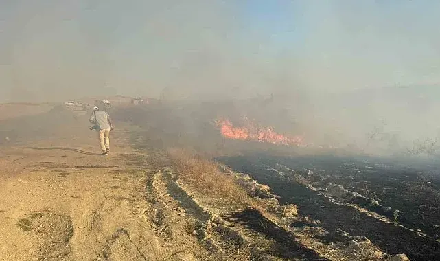 Serik'te anız yangını saman balyalarına sıçradı