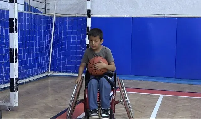 Osmaniye'de tecrübeli basketbolcular, geleceğin yıldızlarına yol gösteriyor