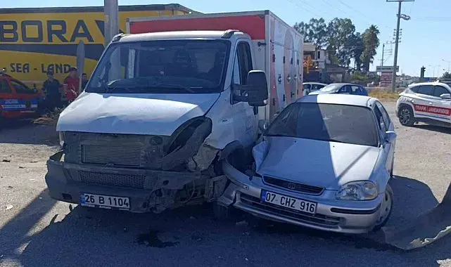 Kamyonet ile otomobilin çarpışma anı kamerada: 2 yaralı