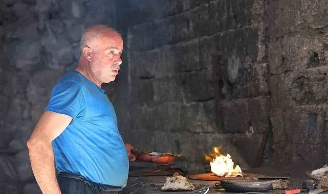 Kahramanmaraş'ta kalaycı ustasının zorlu sıcaklıkta mesaisi