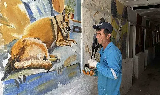 Süpürgesiyle temizlik, fırçasıyla sanat yapıyor