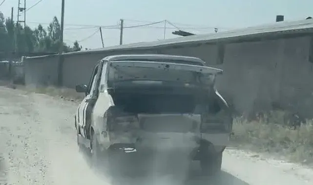 Gövdesi dökülürken motoru çalışan araç ilginç görüntü oluşturdu
