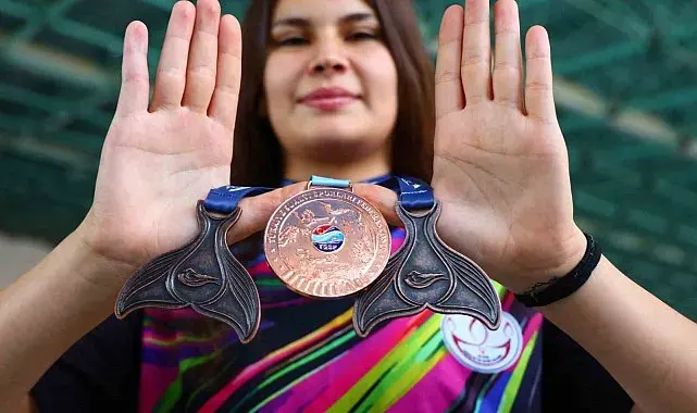 Yüzmeyi öğrenmek için başladı, kırık parmakla dünya üçüncüsü oldu