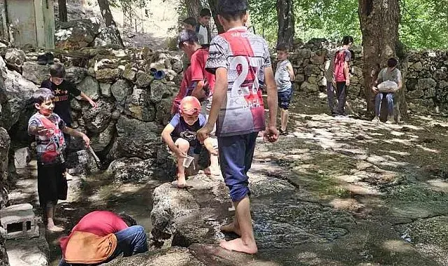 Medrese öğrencileri köy çeşmesi ve piknik alanını kendi imkanlarıyla temizledi