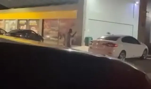Akaryakıt istasyonunda sopalı kavga kamerada