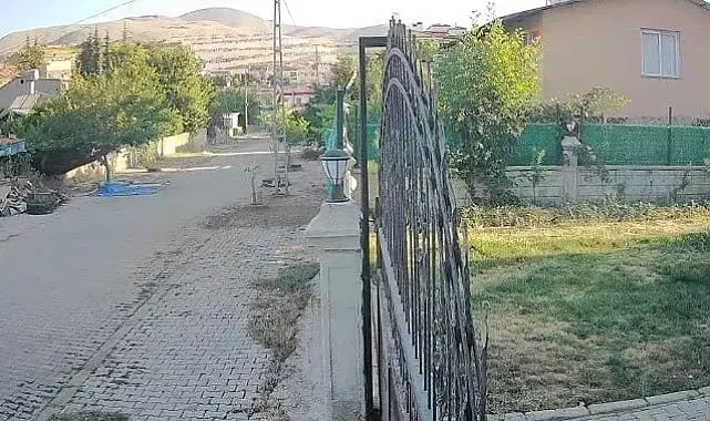 Deprem anı kameralara yansıdı