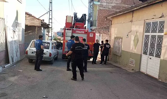 Depremde iki katlı müstakil evde kısmi göçük