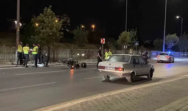 Kontrolü kaybolan motosikletli polis direğe çarptı: 1 yaralı