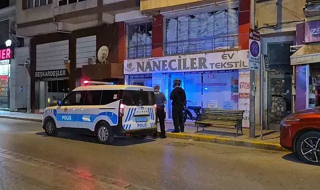 Binanın camını kıran şüpheliyi çevre esnafı yakaladı
