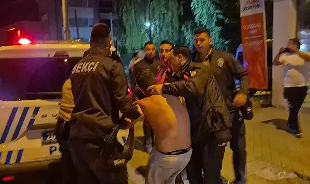 Polis ekiplerine zorluk çıkartan alkollü sürücü kafasını otobüs durağına vurdu: "Yanıyorum, su verin. Ben teslim olmaya geldim"
