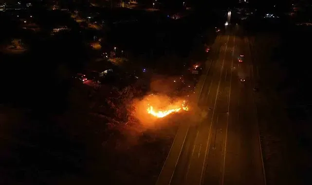 Kara yolu kenarındaki yangın evlere ulaşmadan söndürüldü