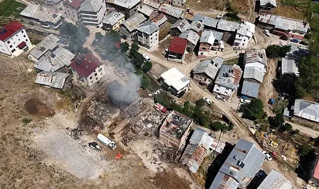 Bayburt'ta çıkan yangında hasar gören 5 ev ve 3 samanlık havadan görüntülendi