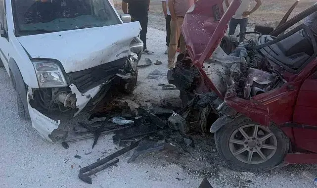 Eskişehir'de iki araç kafa kafaya çarpıştı: 1'i ağır 3 yaralı