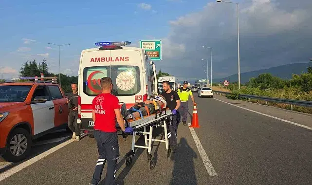 Otomobil bariyerlere saplandı: 3 yaralı