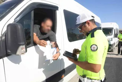 Hatay'da Okul Servislerine Sıkı Denetim: Ayakta Öğrenci Taşıyanlara Cezai İşlem