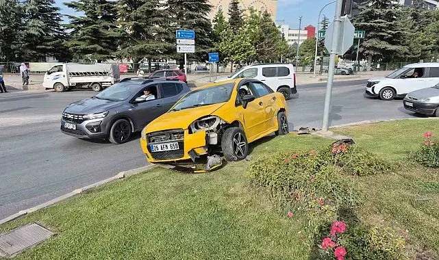 Eskişehir'de araç ile çarpışan otomobil kavşaktaki refüje çıktı