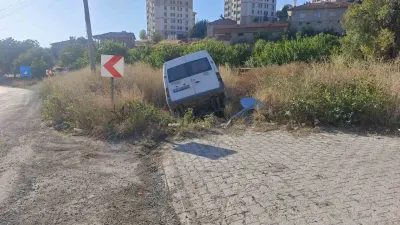 Malatya'da Minibüs Şarampole Devrildi: 2 Kişi Yaralandı