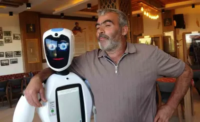 Erzurumlular robot Şukufe’yi çok sevdi: Erzurum şivesiyle konuşan yerli robot ilgi odağı oldu