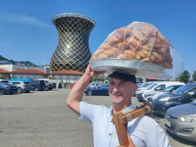 Rize'nin Sandviççi Ağabeyi 34 Yıldır Ekmek Parasını Başında Taşıyor