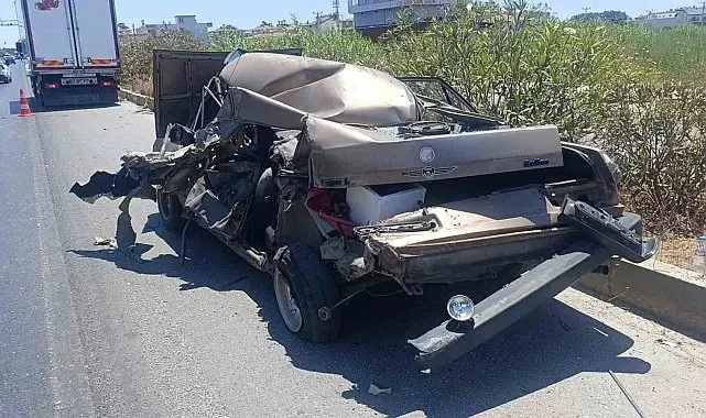 Kamyonun çarptığı Fiat Tofaş hurdaya döndü: Camdan dışarı atlayan sürücü hafif yaralı olarak kurtuldu