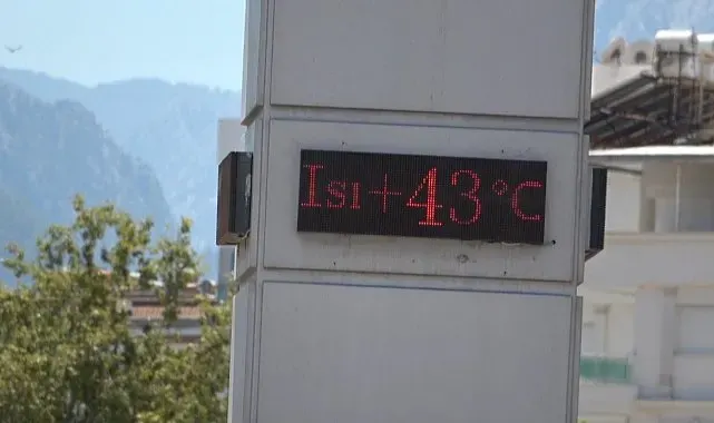 Termometrelerin 43 dereceyi gösterdiği Antalya'da sahiller doldu