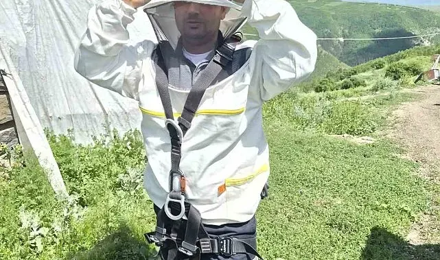 Aras elektrik ekipleri arıcı koruyucu kıyafetiyle müdahale ediyor
