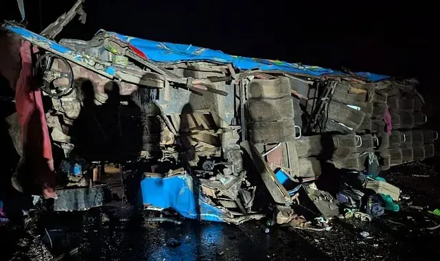 Uganda'da öğrenci otobüsü devrildi: 21 ölü