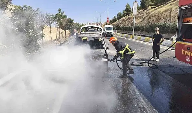 Mardin'de seyir halindeki otomobil yandı