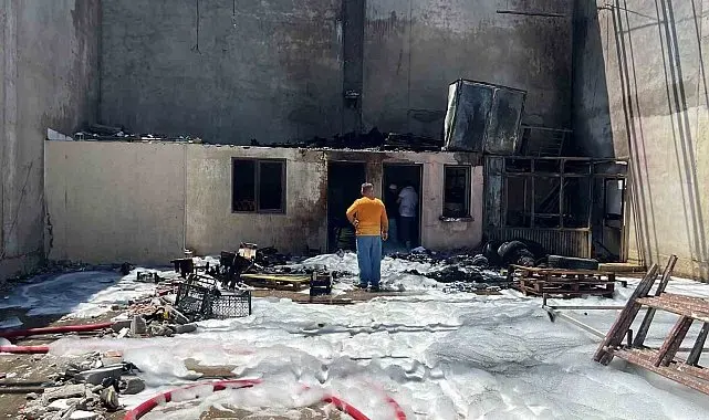 Mersin'de sebze ve meyve halinde depo yangını