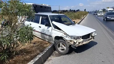 Manavgat’ta Direksiyon Hakimiyetini Kaybeden Otomobil Refüjde Asılı Kaldı