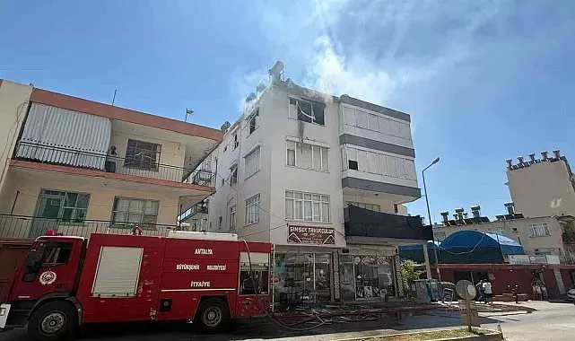 Antalya'da yangında ev sahibi ve bir itfaiye eri dumandan etkilendi