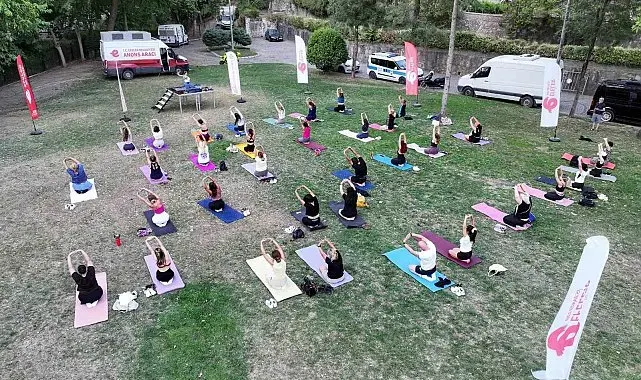 Efeler'de açık hava yoga etkinliği yoğun ilgi gördü