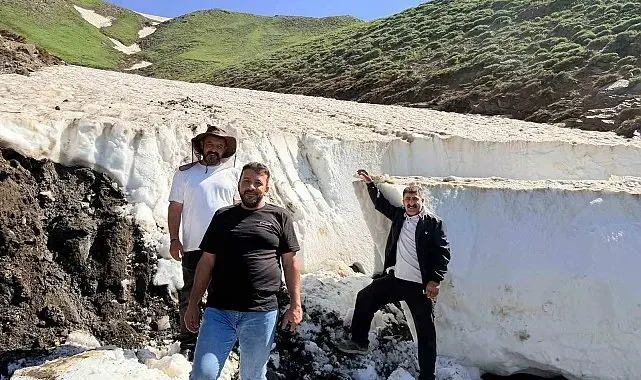 Berivanlar için karla mücadele: 3 bin 300 rakımlı mezra yolunda zorlu mesai