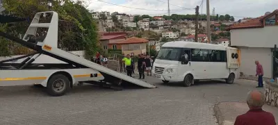 Yatağan'da Korkutan Kaza: El Freni Boşalan Minibüs Garaja Çarptı, 4 Öğrenci Yaralandı