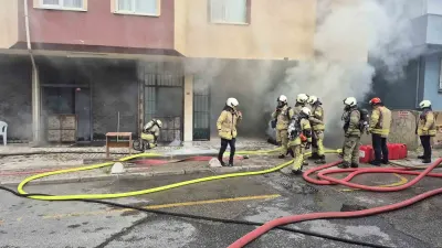 Üsküdar'da 5 Katlı Binanın Giriş Katındaki İş Yerinde Yangın Paniği