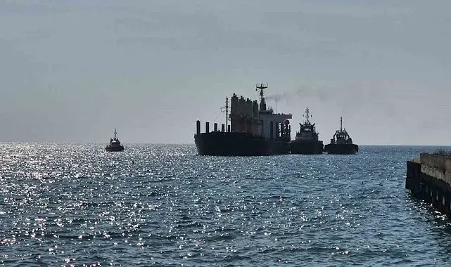 Karaya oturan gemi 4 gündür kurtarılmayı bekliyor