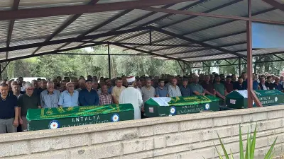 Antalya'da Aile Faciasında Hayatını Kaybeden 3 Kişi Yan Yana Toprağa Verildi