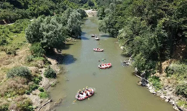 Gençler 12 kilometre kürek çekti