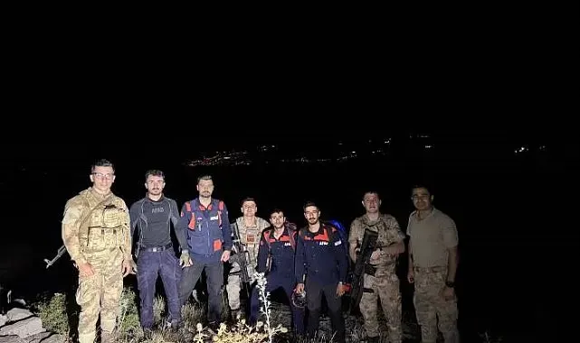 Şırnak'ta dağda mahsur kalan 2 mühendis askeri helikopterle kurtarıldı
