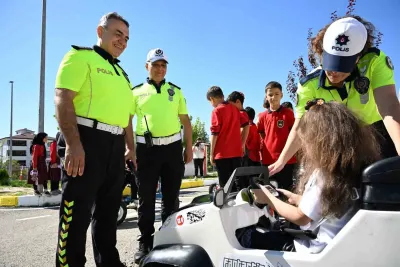 Elazığ'da Öğrenciler Trafik Kurallarını Parkurda Eğlenerek Öğrendi