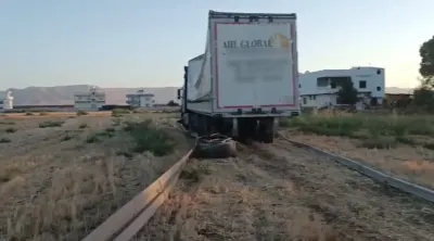 Mardin Kızıltepe'de Kontrolden Çıkan Yüklü Tır Boş Araziye Uçtu