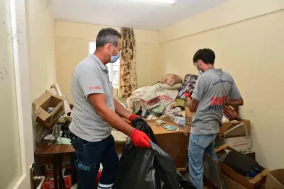 Manisa'da Uzun Süredir Biriktirilen Çöp Ev Temizlendi: Koku ve Sağlık Riski Ortadan Kaldırıldı