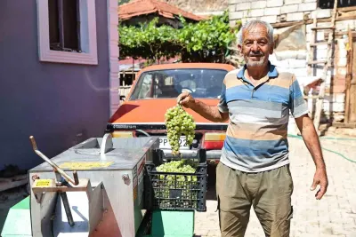 Antalya Büyükşehir Belediyesi’nden Elmalı’daki Üzüm Üreticilerine Makine Desteği